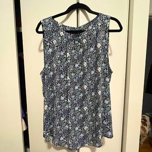 💙Cute Sleeveless Blouse LOFT perfect for summer!